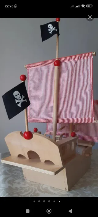 Barco Pirata de Madera con Figuras