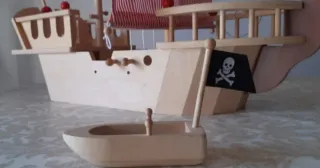 Barco Pirata de Madera con Figuras