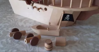 Barco Pirata de Madera con Figuras