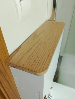 Mueble de baño blanco y madera