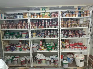 Restos de tienda de pintura por jubilación