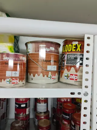 Restos de tienda de pintura por jubilación