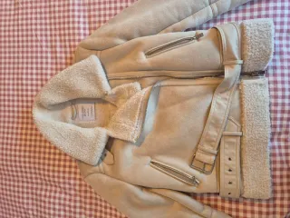 Chaqueta borreguito Stradivarius beige