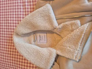 Chaqueta borreguito Stradivarius beige