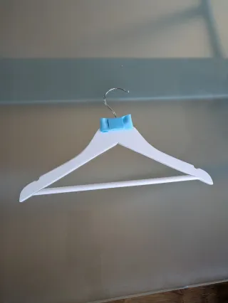 40 perchas infantiles madera con lazitos azules