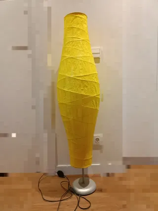 Lámpara de pie Ikea amarilla
