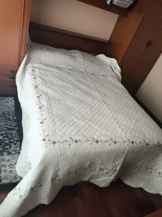 Colcha cubrecamas bordada