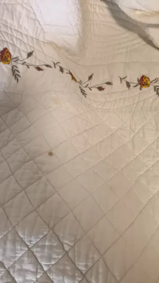 Colcha cubrecamas bordada