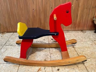 Caballito de madera infantil