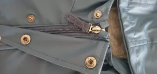 Chubasquero azul marino con capucha