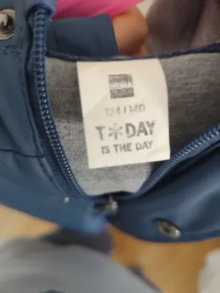 Chubasquero azul marino con capucha