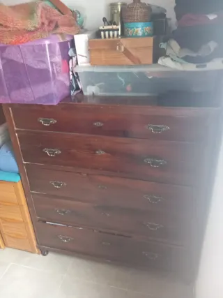 Cómoda antigua de madera