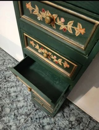 Cajonera de madera verde