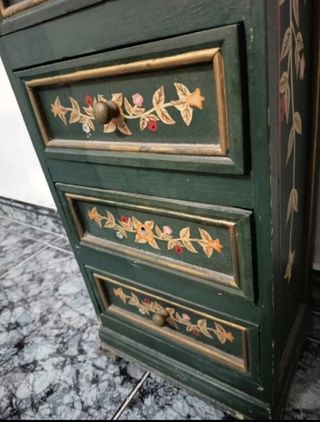 Cajonera de madera verde