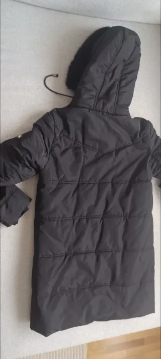 Plumas Lois Negro con Capucha y Pelo