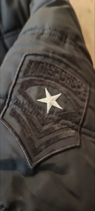 Plumas Lois Negro con Capucha y Pelo