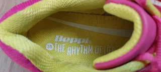 Zapatillas con ruedas rosas y amarillas