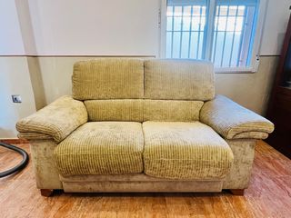 Sofá de tela beige y verde claro