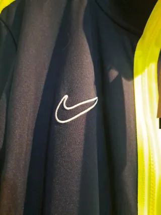 Chaqueta Nike transpirable azul y amarilla