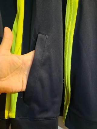 Chaqueta Nike transpirable azul y amarilla