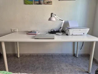 Mesa de metal blanca