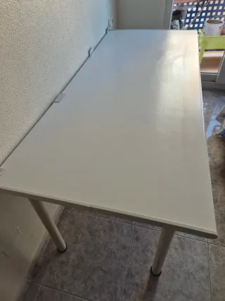Mesa de metal blanca