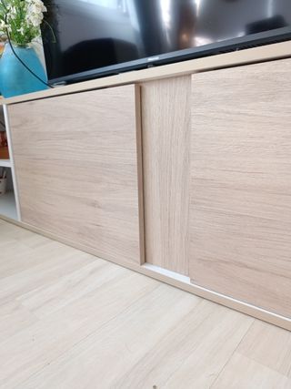 Mueble TV blanco y madera con puertas