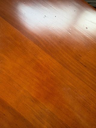 Mesa TV y mesa auxiliar de madera maciza oscura