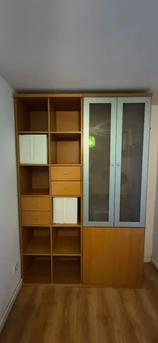 Mueble modular Ikea madera y cristal
