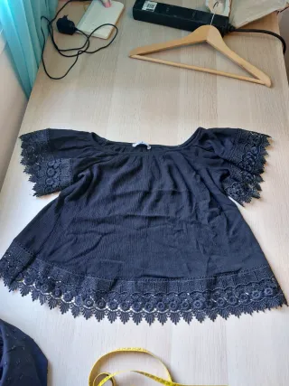 Blusa negra con encaje
