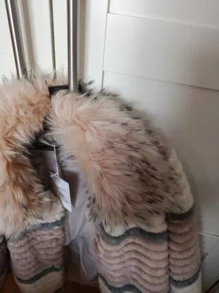 Chaqueta pelo sintético beige y gris