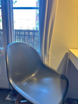 Mesa comedor y 2 Sillas