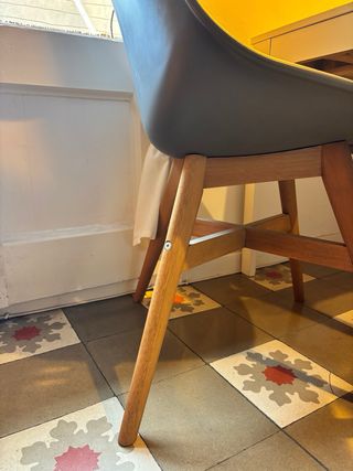 Mesa comedor y 2 Sillas