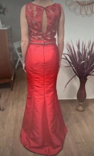 Vestido rojo encaje y cola
