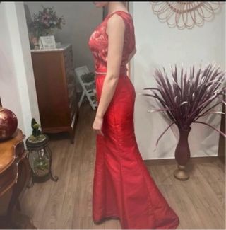 Vestido rojo encaje y cola
