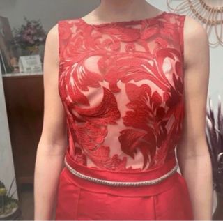Vestido rojo encaje y cola