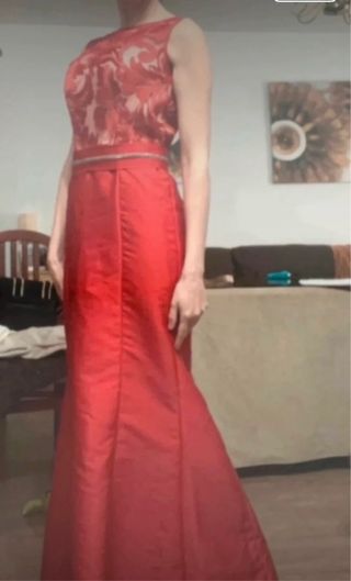 Vestido rojo encaje y cola