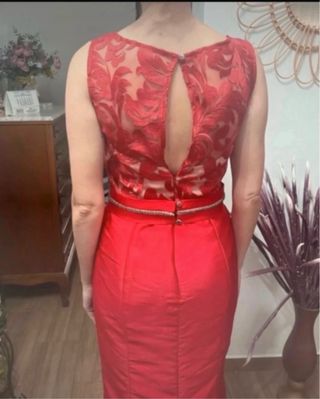 Vestido rojo encaje y cola