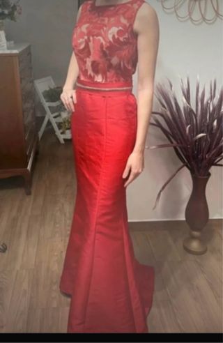 Vestido rojo encaje y cola