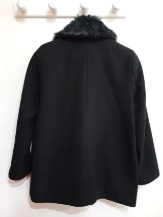Abrigo negro con cuello de pelo