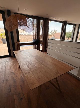 Mesa de comedor de madera