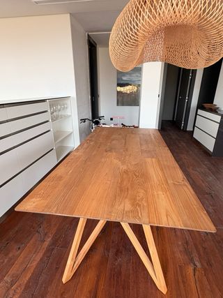 Mesa de comedor de madera