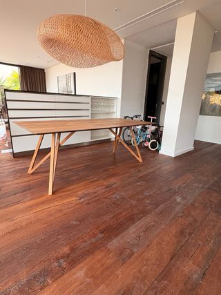 Mesa de comedor de madera