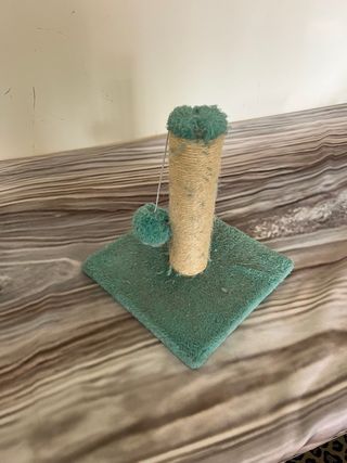 Rascador para gatos con juguete