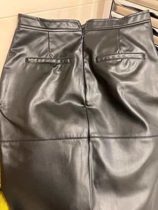 Falda de cuero negra