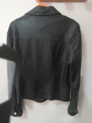 Cazadora polipiel negra efecto piel