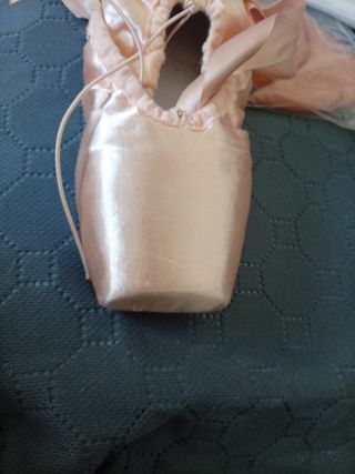 Zapatillas de ballet y protectores para niña....