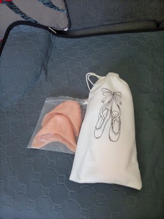 Zapatillas de ballet y protectores para niña....