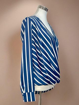 Blusa cruzada GUESS a rayas azul y blanco | S