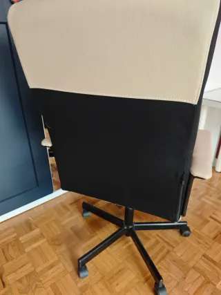 Silla de oficina blanca y negra